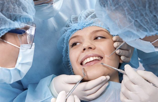 cirugía oral mujer doctores sonrisa dientes