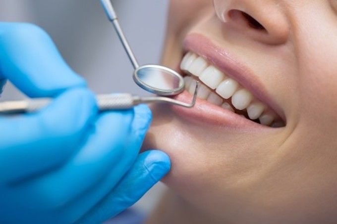 periodoncia encias tratamiento dentista herramienta dentadura mujer
